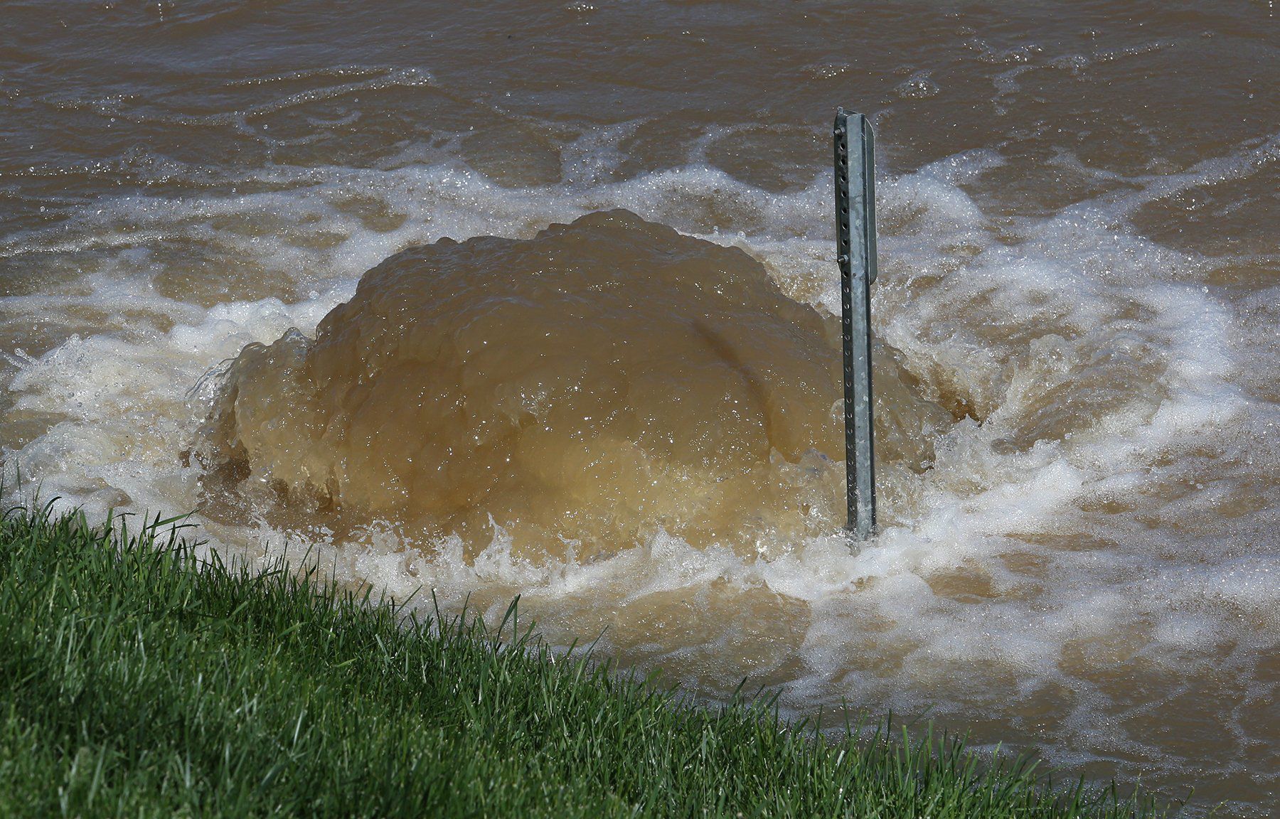 The rising Meramec causes many headaches in Fenton